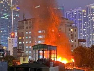 Cháy lớn tại căn nhà trên đường Đê La Thành, Hà Nội