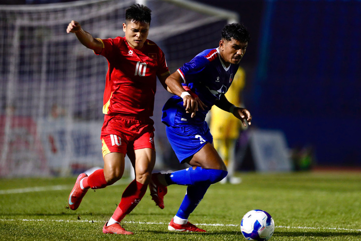 Tuyển Việt Nam thắng Nepal 3-1, nuôi hy vọng bám đuổi Malaysia